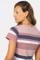 Remera de manga corta con rayas horizontales en tonos celeste, azul y gris. Presenta cuello redondo con abertura de botones.