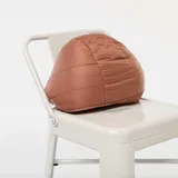 Campera puffer color marrón con capucha, cierre frontal con cremallera y bolsillos laterales.