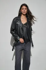 Campera estilo biker de cuero sintético negro, con solapas amplias, cierre frontal asimétrico, bolsillos laterales con cierre y cinturón ajustable en la cintura.