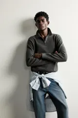 Polo regular fit de punto gris oscuro, con cuello solapa, cierre frontal de cremallera y manga larga con acabados en rib.