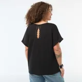 Camiseta de cuello en V con mangas cortas con dobladillo y corte holgado, confeccionada en tejido crepé.