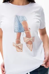 Remera blanca con estampado de zapatos con moños y vestido celeste.