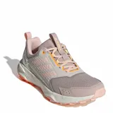 Championes de trail running Adidas Terrex Tracefinder 2 W, color rosa viejo con detalles en naranja y blanco. Presentan una estructura de malla transpirable con refuerzos sintéticos, cordones ajustables y suela con relieve para mayor tracción.