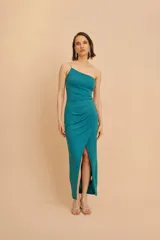 Vestido de fiesta midi color verde petróleo, con breteles finos de strass, corte ajustado y tajo lateral.