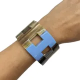 Pulsera de eslabones anchos, algunos de asta natural color marrón y otros de asta esmaltada color celeste.