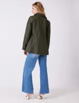 Chaqueta verde militar de eco cuero, marca Baccini, con cuello solapa, cierre frontal y bolsillos aplicados. Incluye cinto de ajuste en la cintura y forro interno a tono.