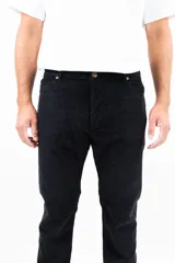Pantalón de pana gruesa color negro, de corte recto y confeccionado en algodón 100%.