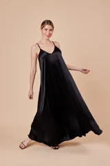 Vestido largo negro de viscosa con breteles finos y escote en V.