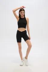 Short de poliamida color marrón chocolate, de calce medio y al cuerpo, con cintura alta y textura acanalada.