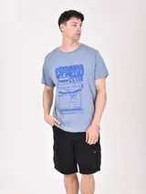 Remera color verde grisáceo con estampa de una cafetería.