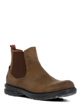 Botín estilo Chelsea color marrón oscuro, confeccionado en cuero con paneles laterales elásticos. Presenta una suela robusta de goma y EVA con tecnología de absorción de impactos y una presilla trasera con detalle de bandera.