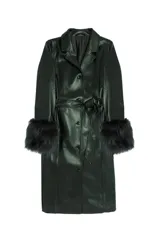 Trench largo de efecto cuero en color verde oscuro, con acabado brillante, cuello solapa, cinturón ajustable a la cintura y puños con detalle de pelo sintético.