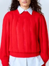 Sweater rojo de punto con cuello redondo y mangas largas abullonadas, con puños y dobladillo acanalados.