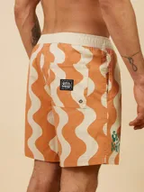 Short de baño con estampado de ondas verticales en tonos gris y violeta, con cintura elástica y cordón de ajuste.