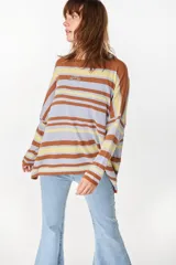 Sweater de tejido de punto a rayas horizontales en tonos celeste, marrón tostado y amarillo, de corte holgado, mangas caídas y escote bote.