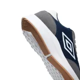 Championes deportivos Umbro Volcan II para hombre, en color azul marino con inserciones de gamuza sintética gris, detalles blancos y suela de goma con base tostada.