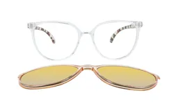 Lentes con armazón transparente y patillas con patrón animal print, acompañados de un clip-on solar con cristales amarillos polarizados.