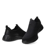 Championes slip-on Umbro negros de tela tejida, con el logo de la marca en el lateral y suela gruesa con diseño texturizado.