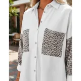 Sobre camisa de pana blanca con detalles en animal print en los bolsillos frontales y en las mangas. Presenta cuello inglés, cierre frontal con botones y corte holgado.