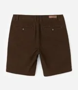 Bermuda masculina de sarga color rosa, corte slim, con bolsillos laterales y cierre con botón y cremallera.