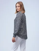 Camisa de satén estampado con lunares blancos sobre fondo negro, de la marca Zac & Rachel.