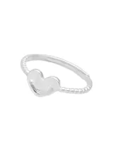 Anillo de plata 925 con diseño de corazón central y banda de textura trenzada, ajustable.