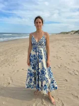 Vestido midi de tirantes finos y escote en V, color blanco con estampado botánico en azul índigo, corte ajustado en la cintura y falda fluida con volados.
