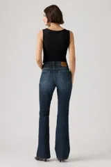 Jeans de tiro alto con corte acampanado, confeccionados en denim azul oscuro con efecto de lavado localizado. Presentan cierre de cremallera y botón, con bolsillos laterales y traseros.