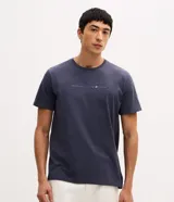 Remera de corte comfort, color azul melange, con cuello redondo, manga corta y estampa frontal localizada con texto pequeño.