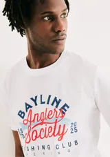 Camiseta de manga corta color negro con cuello redondo y parche con logo de la marca Hering en el pecho.