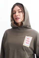 Canguro blanco de felpa con capucha ajustable, bolsillos frontales tipo canguro y estampado en frente y espalda.