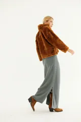 Falda larga de punto gris con abertura lateral y cordones.