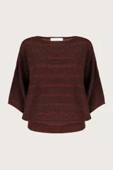 Suéter de punto con acabado metalizado, color café, con diseño de rayas horizontales texturizadas. Presenta cuello barco, mangas tipo murciélago y un bajo ajustado.