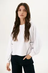 Buzo blanco de corte cropped con mangas largas abullonadas y costuras a la vista en color negro.