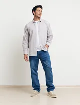 Pantalón de jean de corte recto, color azul.