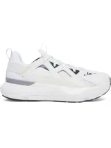 Championes Under Armour modelo Infinite MVMNT, de diseño deportivo y urbano en color blanco. Presentan una estructura de materiales mixtos con paneles de malla transpirable, entresuela con tecnología de amortiguación UA HOVR+ para mayor retorno de energía y suela de goma Thinweb para mayor durabilidad.