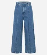 Pantalón de jean modelo wide leg cropped con cintura alta y sastre. Presenta costuras verticales frontales, bolsillos laterales y cierre delantero tradicional.