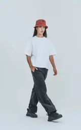 Remera blanca de manga corta con calce boxy fit.