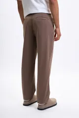 Pantalón relaxed fit color tostado, con bolsillos laterales y traseros.