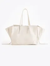 Cartera tote de cuero vacuno color blanco, de diseño estructurado con fuelles laterales expandibles mediante cierres y bolsillos externos con cierre y tiradores metálicos personalizados.