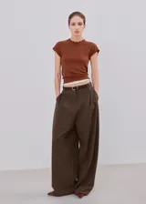 Camiseta ajustada color marrón con mangas cortas y terminaciones con volados delicados en cuello, mangas y dobladillo.
