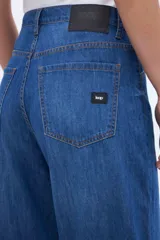 Pantalón de jean azul de corte amplio y relajado, con tiro bajo y calce baggy.