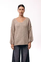 Sweater de punto de textura liviana con escote amplio y mangas largas levemente abullonadas. Presenta un calce relajado y holgado.