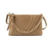 Bandolera color taupe, con diseño acolchado rectangular y herrajes dorados. Tiene correa regulable, acceso con cierre, un bolsillo interno con cierre y otro abierto. El interior es de tela de algodón y poliéster.