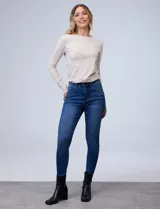 Jean elastizado de tiro alto y pierna skinny, marca One Five One. Tiene pretina con pasadores, botón y cierre. Delantera y trasera con bolsillos.