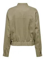 Campera corta color verde militar, de manga larga, con cuello redondo y cierre frontal de botones. Presenta dos bolsillos delanteros con solapa y elástico en la cintura.