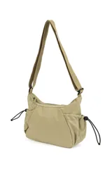 Bandolera de diseño funcional en color beige, confeccionada en poliéster. Presenta un compartimento principal con cierre, correa ajustable para el hombro y bolsillos laterales con cordón elástico regulable.