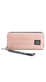 Billetera larga con cierre perimetral, confeccionada en nylon capitoneado color verde petróleo. Cuenta con correa de mano desmontable con logo estampado y parche frontal con marca LNS.