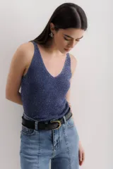 Musculosa color beige con lurex, escote en V y breteles finos.