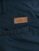 Pantalon cargo de corte recto en color azul oscuro, con bolsillos laterales con solapa y cierre frontal.